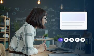 CMS multilingue : une femme devant son ordinateur portable et une page de contenu déclinée en cinq langues (FR, EN, DE, ES, IT)