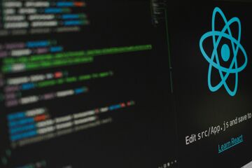 Du code sur un écran sombre à côté du logo bleu de React et d'un lien Learn React