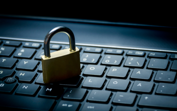 Un cadenas doré posé sur le clavier d'un ordinateur